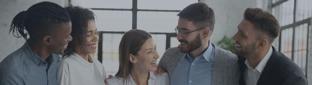 Équipe de collègues souriants illustrant le bien-être au travail – bannière vers la formation DOXA Formation sur les outils du bien-être au travail.