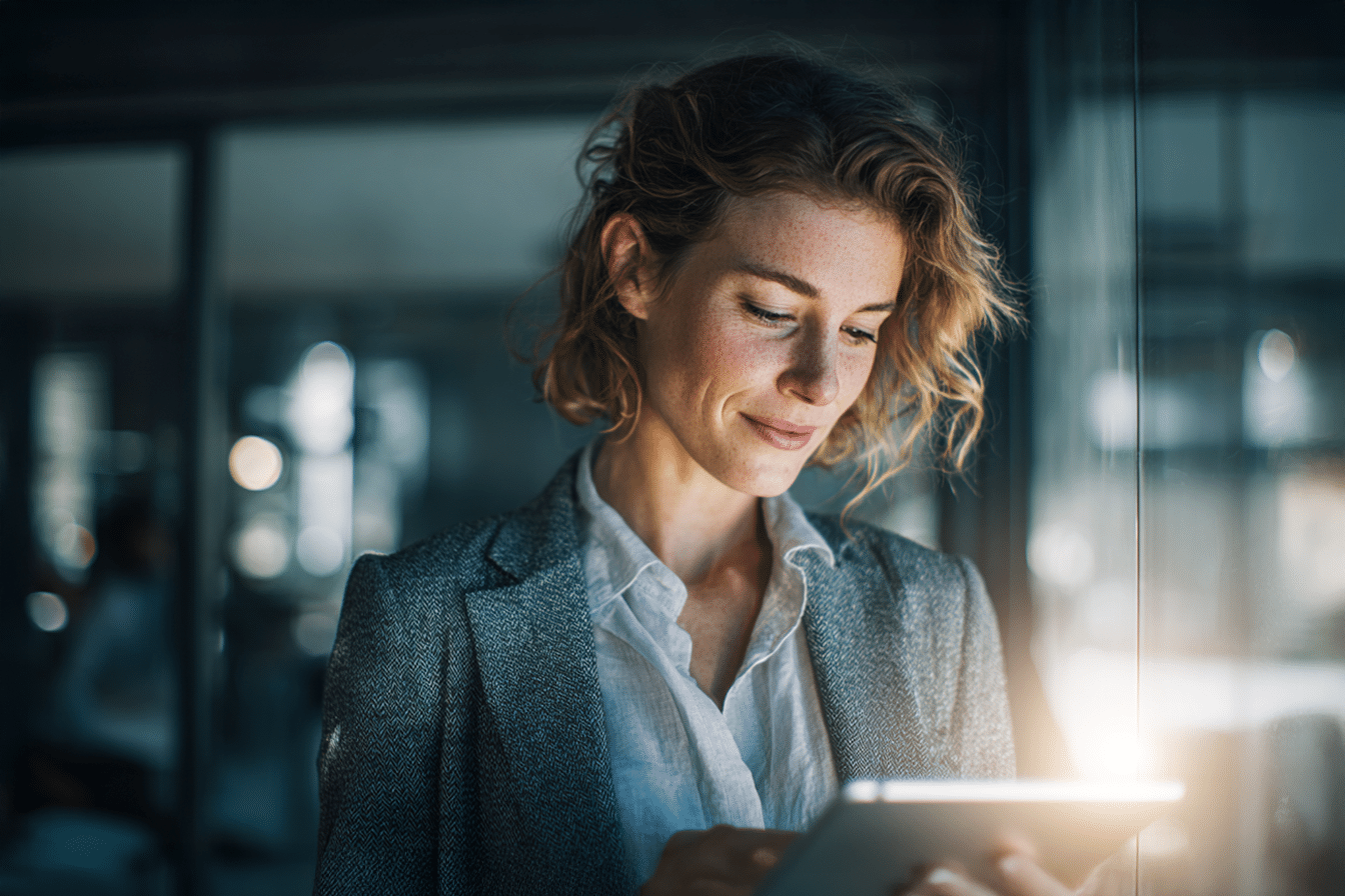 Femme d’affaires utilisant une tablette numérique pour analyser des données, illustrant l’intelligence artificielle RH et la gestion des talents