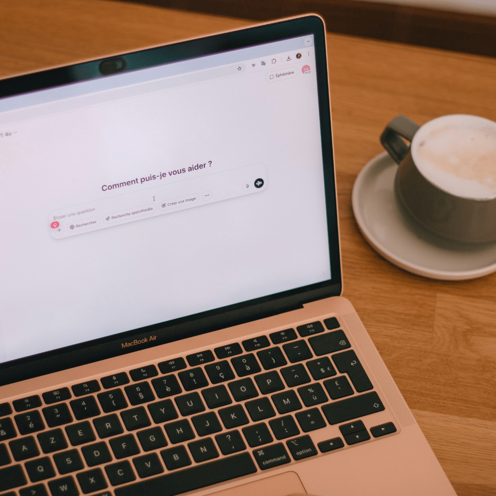 Un ordinateur portable affiche l’interface d’un assistant numérique basé sur l’IA, posant la question « Comment puis-je vous aider ? » — Photo de Swello sur Unsplash.